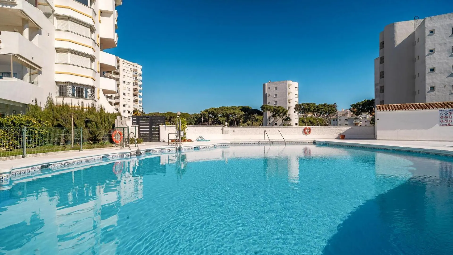3 Bedroom Amazing Apartment In Calahonda Sitio de Calahonda İspanya